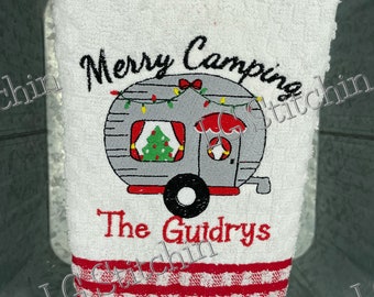 Puede incluir: Toalla de cocina blanca con ribete a cuadros rojos y blancos. Bordada con una caravana navideña, luces y el texto "Merry Camping The Guidrys".