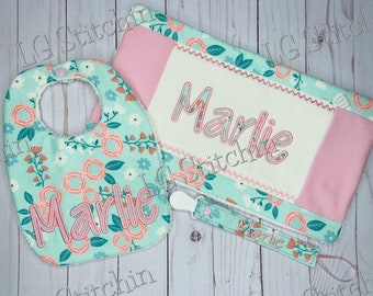 Baby Leinen Mädchen Tuch Mittäter Monogramm Baby Accessoire Leinen Tuch personalisiert Schätzchen Paci Halter handgemachte Bieglein Benutzerdefiniertes Bib Baby Geschenk Set