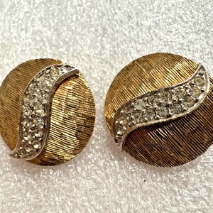 Vtg Carnegie Clip Earrings Brushed Gold Tone Clear Rhinestones Round Swirls