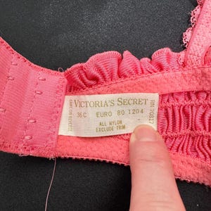 Sujetador vintage Victoria Secret 36C Gold Label de encaje rosa, sin forro, sin relleno y con aros imagen 2