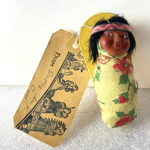 Poupée celluloïd antique Skookum Papoose avec carte Dennison originale amérindienne