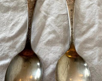 Lote antiguo de 2 cucharas de Mickey Mouse de Wm Rogers MFG Co. bañadas en plata, de 5,5" de largo