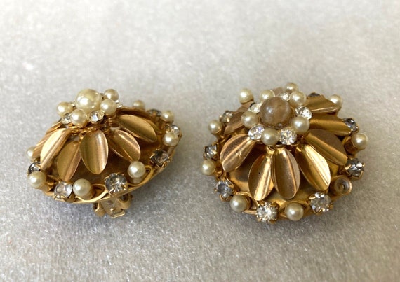 Mid Century Atomic 3D Clip Earrings Pearl Clear R… - image 1