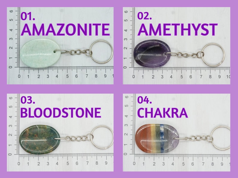 Op de afbeelding: Vier verschillende soorten edelsteen sleutelhangers. De sleutelhangers zijn gemaakt van amazoniet, amethist, bloedsteen en chakra stenen. Elke sleutelhanger is ovaalvormig en bevestigd aan een zilveren sleutelhanger ring.
