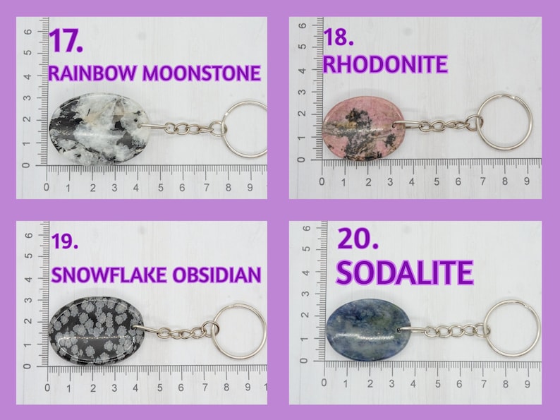Op de afbeelding: Vier ovale stenen sleutelhangers met zilveren sleutelringen. De stenen zijn regenboog-maansteen, rhodonite, sneeuwvlok-obsidiaan en sodaliet. Elke steen is ongeveer 5 cm lang en is gelabeld met zijn naam en nummer.