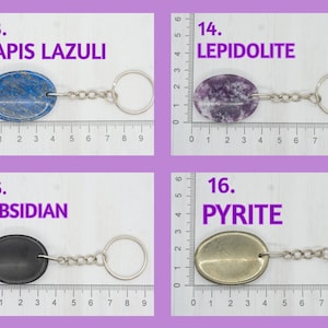 Op de afbeelding: Vier ovale sleutelhangers met edelstenen en zilveren sleutelringen. De stenen zijn Lapis Lazuli, Lepidoliet, Obsidiaan en Pyriet. Elke steen is ongeveer 5 cm lang en 2,5 cm breed.