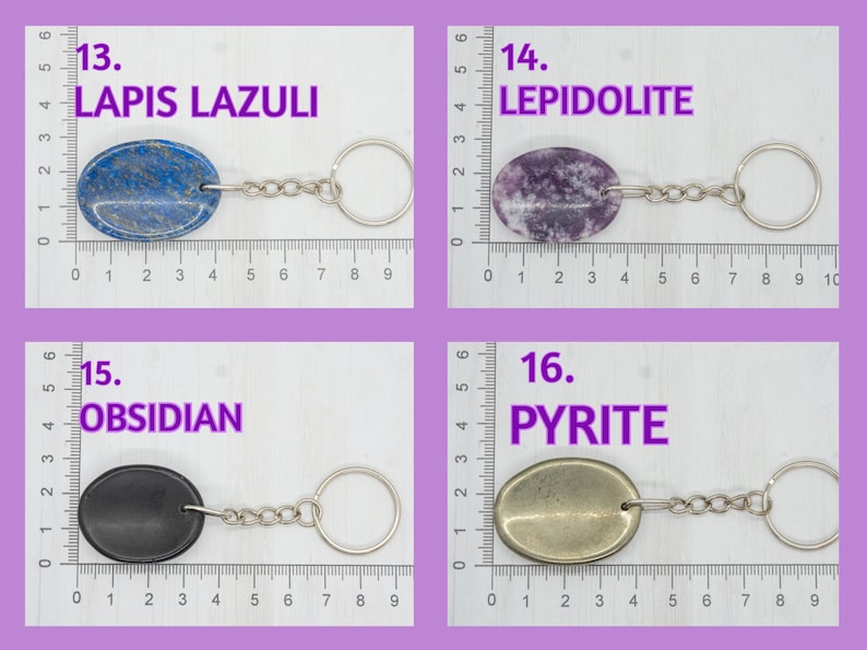 Op de afbeelding: Vier ovale sleutelhangers met edelstenen en zilveren sleutelringen. De stenen zijn Lapis Lazuli, Lepidoliet, Obsidiaan en Pyriet. Elke steen is ongeveer 5 cm lang en 2,5 cm breed.