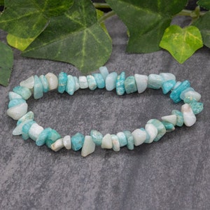 Peut inclure: Un bracelet composé de perles d'amazonite en forme de chips de couleur bleu clair et blanc. Le bracelet est fait de pierres naturelles et mesure environ 18 cm de long.