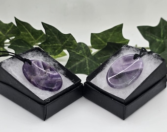 Amethist edelsteen 35 mm Worry Thumb Stone-hangers met koord naar keuze.