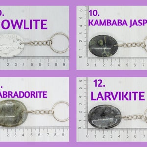 Op de afbeelding: Vier verschillende soorten stenen aan sleutelhangers. De stenen zijn Howliet, Kambaba Jaspis, Labradoriet en Larvikiet. Elke steen is ongeveer 5 cm lang en is bevestigd aan een zilveren sleutelhanger.