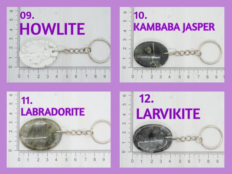 Op de afbeelding: Vier verschillende soorten stenen aan sleutelhangers. De stenen zijn Howliet, Kambaba Jaspis, Labradoriet en Larvikiet. Elke steen is ongeveer 5 cm lang en is bevestigd aan een zilveren sleutelhanger.
