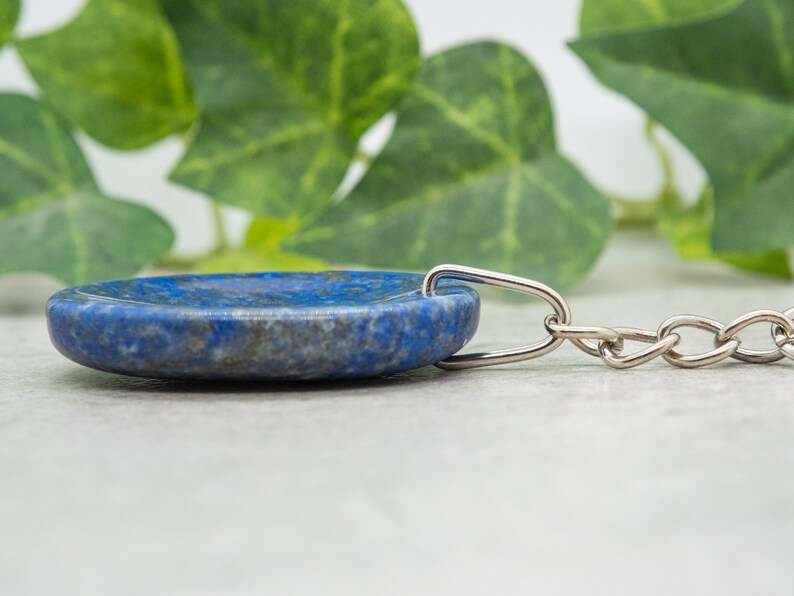 Op de afbeelding: Een blauwe lapis lazuli stenen sleutelhanger met een zilveren ketting.