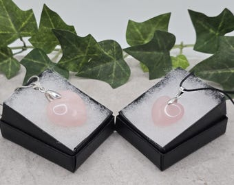 Harthangerkettingen rozenkwarts met nylon koord of verzilverde slangenketting