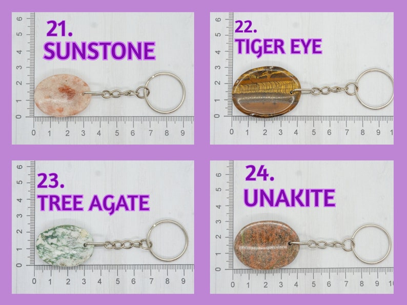 Op de afbeelding: Vier verschillende soorten edelsteen sleutelhangers. De sleutelhangers zijn gemaakt van sunstone, tijgeroog, boom agaat en unakiet. Elke sleutelhanger is bevestigd aan een zilveren sleutelring. De sleutelhangers worden weergegeven op een wit oppervlak met een liniaal.