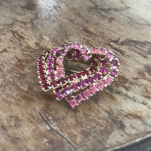 Brooch with colored rhinestones