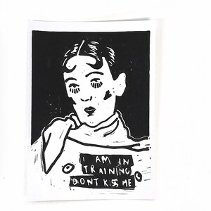 Claude Cahun, postal original A6 en linograbado: miniimpresión en linograbado de Queer Icon, arte LGBTQ+ inspirador
