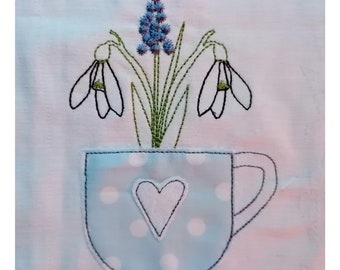Ostern: Tasse mit Blumen und Schriftzug Frühling 13x18