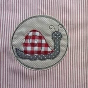 Puede incluir: Una aplicación de caracol a cuadros rojos y blancos con una concha gris y un cuerpo gris. El caracol está rodeado de un círculo gris sobre un fondo beige.