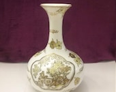 VINTAGE 1960s GOLD IMARI hand painted vase 8.5 quot