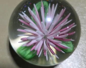 ヴィンテージの小さなピンクの菊のペーパーウェイト 直径2インチ