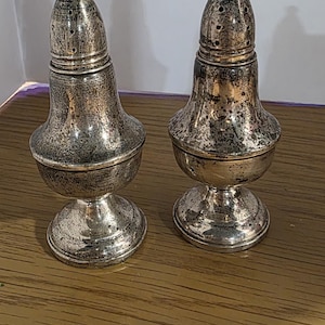 Coppia di antiche saliere e pepiere in argento sterling con pesi, alte 4,5 pollici
