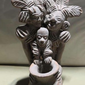 Statue de famille maya/aztèque mexicaine en terre cuite 6,25 po. de haut