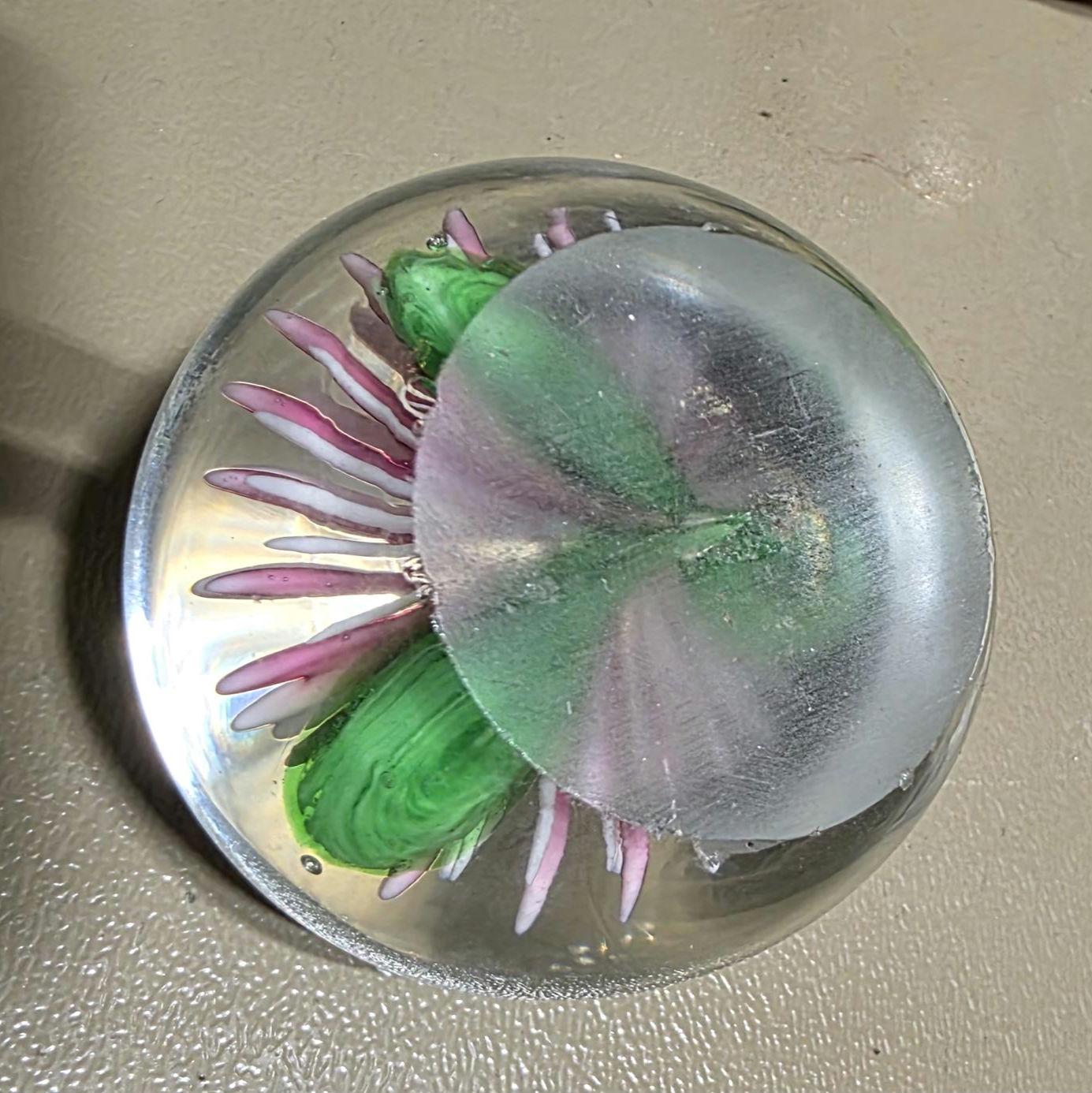 ヴィンテージの小さなピンクの菊のペーパーウェイト 直径2インチ
