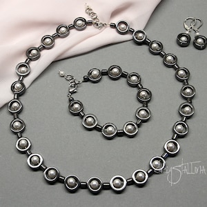 Schmuckset grau-weiß aus Hämatit und Swarovski Kristallperlen: Collier, Armband, Ohrhänger
