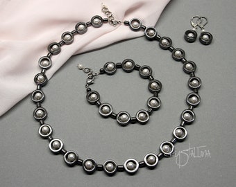 Jewellery set grey-white made of hematite and Swarovski crystal beads: necklace, bracelet, earrings