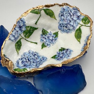 Plato para anillos de concha de ostra con hortensias - Plato para anillos floral azul y blanco, regalo de boda, regalo para damas de honor, conchas, regalos de playa, regalos para la fiesta nupcial