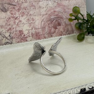 Op de afbeelding: Zilveren vlinder ring met open vleugels. De ring is verstelbaar en kan aan elke vinger worden gedragen.