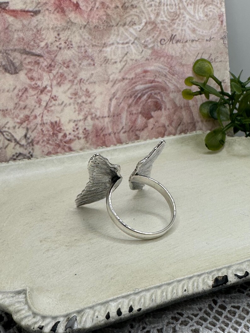 Op de afbeelding: Zilveren vlinder ring met open vleugels. De ring is verstelbaar en kan aan elke vinger worden gedragen.