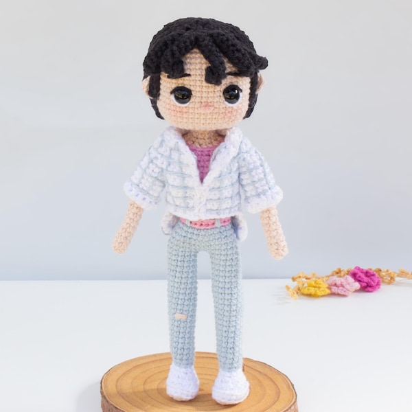 K-pop doll amigurumi pattern in PDF format available in English and Spanish. Crochet amigurumi pattern for a K-pop boy.