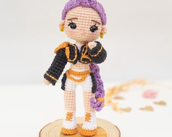 Amigurumi pattern for a mini Kpop doll, a little crochet warrior, in PDF file in English and Spanish.