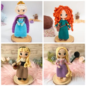 以下が含まれることがあります： ディズニーのプリンセスに扮した、かぎ針編みの人形が4体。人形はエルサ、ラプンツェル、オーロラ、アリエルです。それぞれの人形は異なる色のドレスを着ており、髪型も異なります。人形はすべて木製の台座の上に立っています。