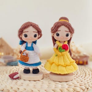 Bella amigurumi virkmönster, docka i två versioner, gul klänning och blå klänning, PDF-fil på spanska och engelska