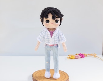 K-pop doll amigurumi pattern in PDF format available in English and Spanish. Crochet amigurumi pattern for a K-pop boy.