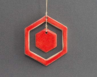 Adorno cerámico hexagonal rojo hecho a mano - Adorno navideño - Decoración de ventanas