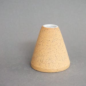 Vaso pequeno para botão com estampa salpicada - Vaso cônico de cerâmica - Grés artesanal - Cerâmica feita à mão em torno de oleiro