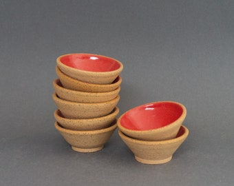 Plato de cerámica rojo hecho a mano - Plato de sal - Tazón de baratija de 2,5" - Cerámica hecha a mano