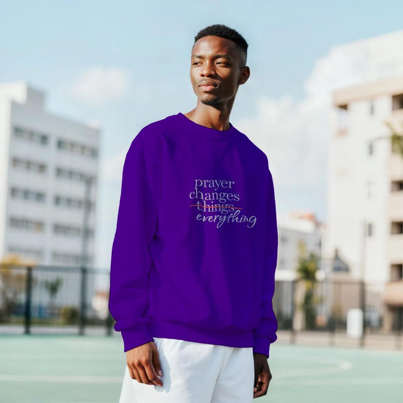 ¡Mantente en oración! Camiseta unisex de cuello redondo de tejido grueso orgánico / Next Level - Sudadera clásica unisex de cuello redondo / Gildan® 18000 imagen 2