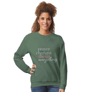 ¡Mantente en oración! Camiseta unisex de cuello redondo de tejido grueso orgánico / Next Level - Sudadera clásica unisex de cuello redondo / Gildan® 18000 imagen 3