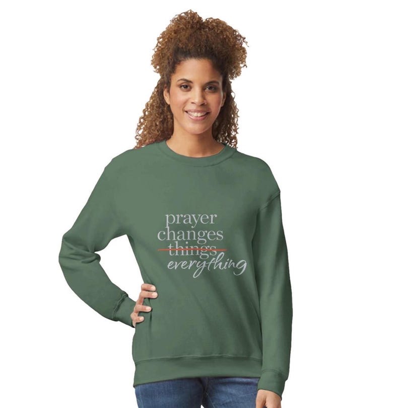 ¡Mantente en oración! Camiseta unisex de cuello redondo de tejido grueso orgánico / Next Level - Sudadera clásica unisex de cuello redondo / Gildan® 18000 imagen 3