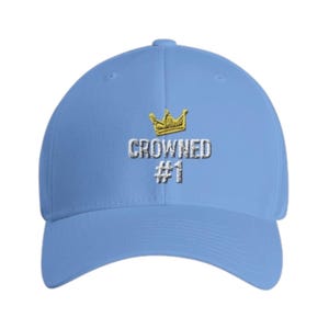¡Digno de la realeza! / Gorra de béisbol ajustada / Flexfit 6277 Blanca