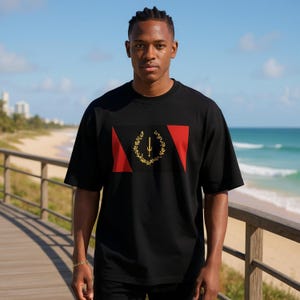 Maglietta girocollo oversize con spalle scese e bandiera Black Heritage da uomo / Shaka Wear SHGDD