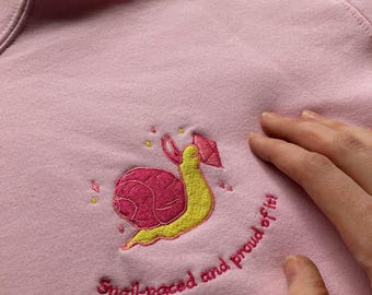 Sudadera con bordado de caracol: un jersey unisex acogedor y peculiar