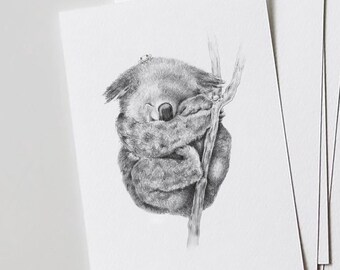 Ilustración de  koala con ranas durmiendo en la rama de un árbol, ideas para regalo, dibujo en blanco y negro, animales, arte con lápiz