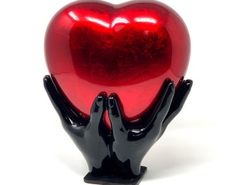 Comforting Hands Red Heart Urne für Asche ist eine herzförmige Behälterurne aus Fiberglas für Asche