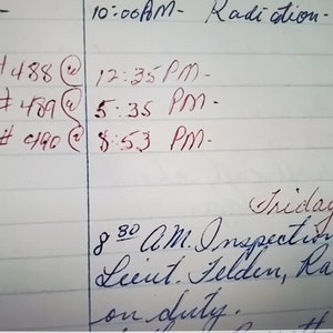 以下が含まれることがあります： 赤いペンで線引きされた紙に手書きのメモ。メモには、アラーム番号と時刻、それに加えてボックス番号が記載されています。テキストの内容は次のとおりです。「Alarm #488 @ 12:35 PM - Box 2359」、「Alarm #489 @ 5:35 PM - Box 2323」、「Alarm #490 @ 8:53 PM - Box 2337」。メモには、「Friday June 23」という日付と、「8:30 AM. Inspection of rollcas Leent. Felden, Rachens, Ros on duty.」というテキストも含まれています。