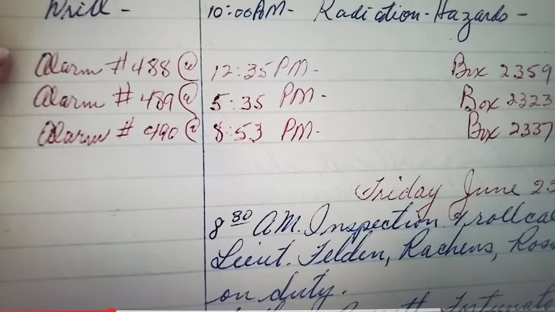 以下が含まれることがあります： 赤いペンで線引きされた紙に手書きのメモ。メモには、アラーム番号と時刻、それに加えてボックス番号が記載されています。テキストの内容は次のとおりです。「Alarm #488 @ 12:35 PM - Box 2359」、「Alarm #489 @ 5:35 PM - Box 2323」、「Alarm #490 @ 8:53 PM - Box 2337」。メモには、「Friday June 23」という日付と、「8:30 AM. Inspection of rollcas Leent. Felden, Rachens, Ros on duty.」というテキストも含まれています。